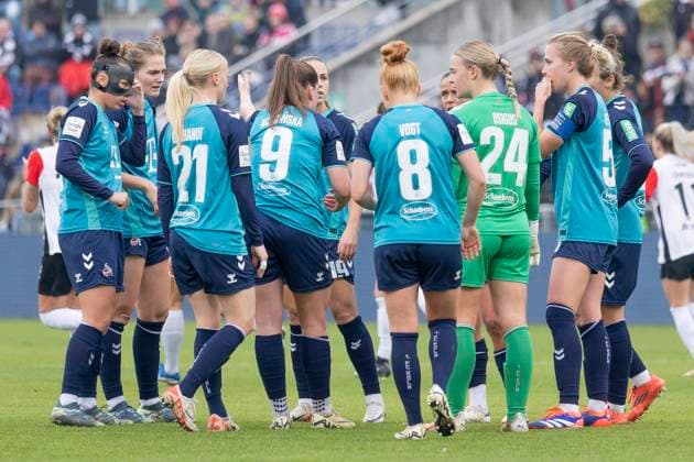 Google Pixel Womens Bundesliga Eintracht Frankfurt 1 FC Köln, 09 11 2024 Cologne players confer after scoring 0 2 from their point of view Anna Gerhardt 1 FC Köln 21 Adriana Achcinska 1 FC Köln 9 Laura Vogt 1 FC Köln 8 Josefine Osigus 1 FC Köln 24 Celina Degen 1 FC Köln 5 Nicole Billa 1 FC Köln 17 Crisis meeting, crisis council, Eintracht Frankfurt 1 FC Köln, Frankfurt, Stadion am Brentanobad, 9 11 2024 Copyright: xBEAUTIFULxSPORTS Gawlikx