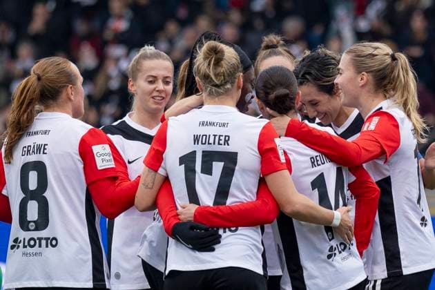 Google Pixel Womens Bundesliga Eintracht Frankfurt 1 FC Köln, 09 11 2024 Laura Freigang Eintracht Frankfurt 10 holds Geraldine Reuteler Eintracht Frankfurt 14 and is happy with her and Lara Prasnikar Eintracht Frankfurt 7 after the goal for 3 0 Lisanne Gräwe Eintracht Frankfurt 8 Pia Sophie Wolter Eintracht Frankfurt 17 Sara Doorsoun Eintracht Frankfurt 23 Nina Lührßen Lührssen Eintracht Frankfurt 11 , , Eintracht Frankfurt 1 FC Köln, Frankfurt, Stadion am Brentanobad, 9 11 2024 Copyright: xBEAUTIFULxSPORTS Gawlikx
