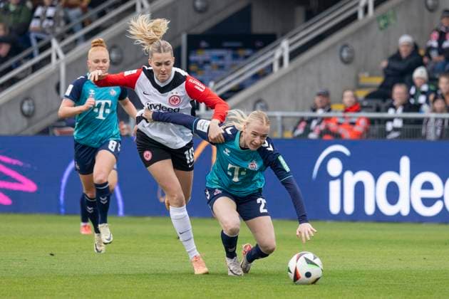 Google Pixel Womens Bundesliga Eintracht Frankfurt 1 FC Köln, 09 11 2024 Laura Freigang Eintracht Frankfurt 10 Anna Gerhardt 1 FC Köln 21 in the duel for the ball, Eintracht Frankfurt 1 FC Köln, Frankfurt, Stadion am Brentanobad, 9 11 2024 Copyright: xBEAUTIFULxSPORTS Gawlikx