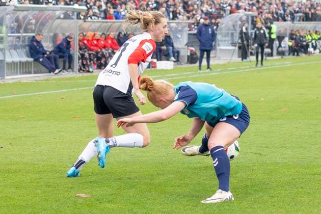 Google Pixel Womens Bundesliga Eintracht Frankfurt 1 FC Köln, 09 11 2024 Lara Prasnikar Eintracht Frankfurt 7 Laura Vogt 1 FC Köln 8 in a duel for the ball, Eintracht Frankfurt 1 FC Köln, Frankfurt, Stadion am Brentanobad, 9 11 2024 Copyright: xBEAUTIFULxSPORTS Gawlikx
