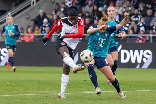 Google Pixel Womens Bundesliga Eintracht Frankfurt 1 FC Köln, 09 11 2024 Nicole Anyomi Eintracht Frankfurt 19 Laura Vogt 1 FC Köln 8 in a duel for the ball Nicole Anyomi Eintracht Frankfurt 19 shoots at the goal, Eintracht Frankfurt 1 FC Köln, Frankfurt, Stadion am Brentanobad, 9 11 2024 Copyright: xBEAUTIFULxSPORTS Gawlikx