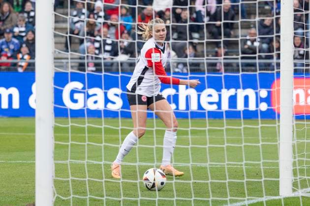 Google Pixel Womens Bundesliga Eintracht Frankfurt 1 FC Cologne, 09 11 2024 Laura Freigang Eintracht Frankfurt 10 pushes the ball into the empty goal for 2 0, Eintracht Frankfurt 1 FC Cologne, Frankfurt, Stadion am Brentanobad, 9 11 2024 Copyright: xBEAUTIFULxSPORTS Gawlikx