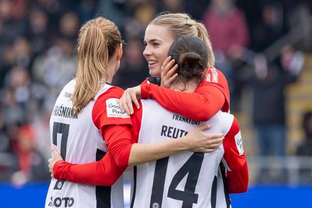 Google Pixel Womens Bundesliga Eintracht Frankfurt 1 FC Köln, 09 11 2024 Laura Freigang Eintracht Frankfurt 10 holds Geraldine Reuteler Eintracht Frankfurt 14 and is happy with her and Lara Prasnikar Eintracht Frankfurt 7 after the goal for 3 0, Eintracht Frankfurt 1 FC Köln, Frankfurt, Stadion am Brentanobad, 9 11 2024 Copyright: xBEAUTIFULxSPORTS Gawlikx