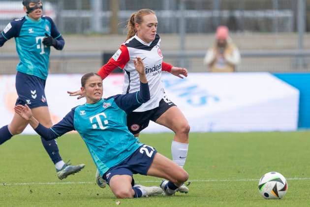 Google Pixel Womens Bundesliga Eintracht Frankfurt 1 FC Köln, 09 11 2024 Laura Feiersinger 1 FC Köln 27 Lisanne Gräwe Eintracht Frankfurt 8 in a duel for the ball, Eintracht Frankfurt 1 FC Köln, Frankfurt, Stadion am Brentanobad, 9 11 2024 Copyright: xBEAUTIFULxSPORTS Gawlikx