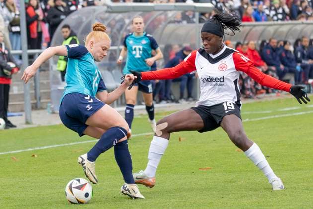 Google Pixel Womens Bundesliga Eintracht Frankfurt 1 FC Köln, 09 11 2024 Laura Vogt 1 FC Köln 8 Nicole Anyomi Eintracht Frankfurt 19 in a duel for the ball, Eintracht Frankfurt 1 FC Köln, Frankfurt, Stadion am Brentanobad, 9 11 2024 Copyright: xBEAUTIFULxSPORTS Gawlikx