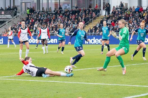Google Pixel Womens Bundesliga Eintracht Frankfurt 1 FC Köln, 09 11 2024 Geraldine Reuteler Eintracht Frankfurt 14 tries to get the ball with a straddle and wants to overcome Josefine Osigus 1 FC Köln 24, Eintracht Frankfurt 1 FC Köln, Frankfurt, Stadion am Brentanobad, 9 11 2024 Copyright: xBEAUTIFULxSPORTS Gawlikx