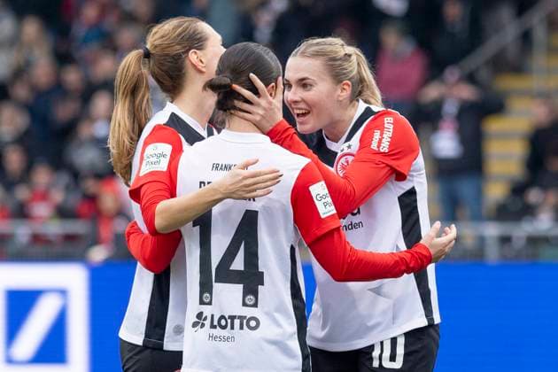 Google Pixel Womens Bundesliga Eintracht Frankfurt 1 FC Köln, 09 11 2024 Laura Freigang Eintracht Frankfurt 10 holds Geraldine Reuteler Eintracht Frankfurt 14 and is happy with her and Lara Prasnikar Eintracht Frankfurt 7 after the goal for 3 0, Eintracht Frankfurt 1 FC Köln, Frankfurt, Stadion am Brentanobad, 9 11 2024 Copyright: xBEAUTIFULxSPORTS Gawlikx