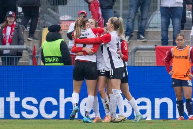 Google Pixel Womens Bundesliga Eintracht Frankfurt 1 FC Köln, 09 11 2024 Laura Freigang Eintracht Frankfurt 10 scored the 5 0 and her third goal of the day celebrates with Lara Prasnikar Eintracht Frankfurt 7 Nina Lührßen Lührssen Eintracht Frankfurt 11 , Eintracht Frankfurt 1 FC Köln, Frankfurt, Stadion am Brentanobad, 9 11 2024 Copyright: xBEAUTIFULxSPORTS Gawlikx