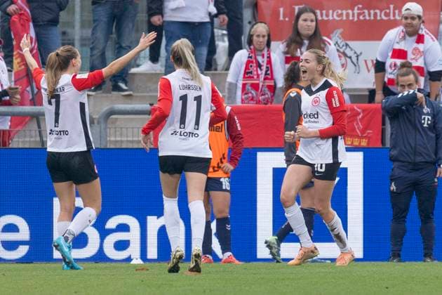 Google Pixel Womens Bundesliga Eintracht Frankfurt 1 FC Köln, 09 11 2024 Laura Freigang Eintracht Frankfurt 10 scored the 5 0 and her third goal of the day celebrates with Lara Prasnikar Eintracht Frankfurt 7 Nina Lührßen Lührssen Eintracht Frankfurt 11 , Eintracht Frankfurt 1 FC Köln, Frankfurt, Stadion am Brentanobad, 9 11 2024 Copyright: xBEAUTIFULxSPORTS Gawlikx