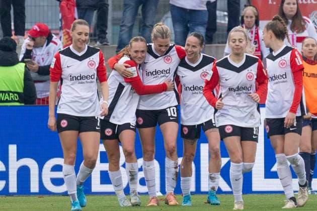 Google Pixel Womens Bundesliga Eintracht Frankfurt 1 FC Köln, 09 11 2024 Laura Freigang Eintracht Frankfurt 10 scored the goal to make it 5 0 and her third goal Lisanne Gräwe Eintracht Frankfurt 8 Geraldine Reuteler Eintracht Frankfurt 14 in the arms, Eintracht Frankfurt 1 FC Köln, Frankfurt, Stadion am Brentanobad, 9 11 2024 Copyright: xBEAUTIFULxSPORTS Gawlikx