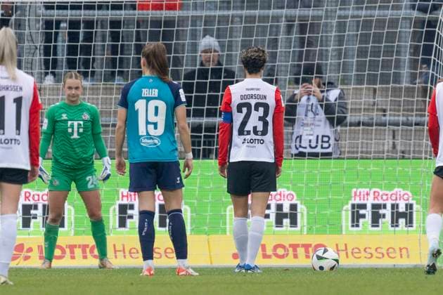 Google Pixel Womens Bundesliga Eintracht Frankfurt 1 FC Cologne, 09 11 2024 Sara Doorsoun Eintracht Frankfurt 23 on the penalty kick that led to 6 0, Eintracht Frankfurt 1 FC Cologne, Frankfurt, Stadion am Brentanobad, 9 11 2024 Copyright: xBEAUTIFULxSPORTS Gawlikx