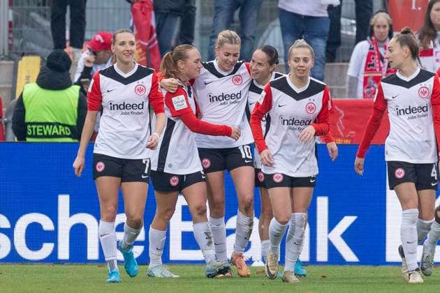 Google Pixel Womens Bundesliga Eintracht Frankfurt 1 FC Köln, 09 11 2024 Laura Freigang Eintracht Frankfurt 10 scored the goal to make it 5 0 and her third goal Lisanne Gräwe Eintracht Frankfurt 8 Geraldine Reuteler Eintracht Frankfurt 14 in the arms, Eintracht Frankfurt 1 FC Köln, Frankfurt, Stadion am Brentanobad, 9 11 2024 Copyright: xBEAUTIFULxSPORTS Gawlikx