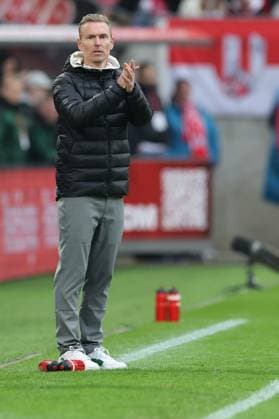 GER, 2.FBL. 1. FC Koeln vs. SSV Greuther Fuerth 09.11.2024, Rheinenergie Stadion, Koeln, GER, 2.FBL. 1. FC Koeln vs. SSV Greuther Fuerth, im Bild: Leonhard Haas Trainer Headcoach (Greuther Fuerth), regt sich heftig auf, Gestik, Mimik, Emotionen, unzufrieden enttaeuscht niedergeschlagen, *** GER, 2 FBL 1 FC Koeln vs SSV Greuther Fuerth 09 11 2024, Rheinenergie Stadion, Koeln, GER, 2 FBL 1 FC Koeln vs SSV Greuther Fuerth, in the picture Leonhard Haas Trainer Headcoach Greuther Fuerth , gets very upset, gestures, facial expressions, emotions, dissatisfied disappointed dejected, nordphotoxGmbHx xMeuter nph00351