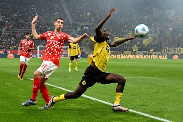 Sport Themen der Woche KW45 Sport Bilder des Tages 09.11.2024, xsltx, Fussball 1.Bundesliga, FSV Mainz 05 - Borussia Dortmund emspor, v.l. Dominik Kohr (FSV Mainz 05) Serhou Guirassy (Borussia Dortmund) Zweikampf, Aktion, action, battle for the ball (DFL DFB REGULATIONS PROHIBIT ANY USE OF PHOTOGRAPHS as IMAGE SEQUENCES and or QUASI-VIDEO) Mainz *** 09 11 2024, xsltx, Fussball 1 Bundesliga, FSV Mainz 05 Borussia Dortmund emspor, v l Dominik Kohr FSV Mainz 05 Serhou Guirassy Borussia Dortmund Zweikampf, Aktion, action, battle for the ball DFL DFB REGULATIONS PROHIBIT ANY USE OF PHOTOGRAPHS as IMAGE SEQUENCES and or QUASI VIDEO Mainz