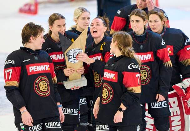 Bilder des Jahres 2024, Sport 11 November Sport Themen der Woche KW45 Sport Bilder des Tages DEB team around Daria GLEISSNER, DEB Damen Nr. 20 Sandra Abstreiter, goalie DEB Damen 35 celebrate with trophie after the victory in the women match GERMANY - HUNGARY 3-1 DEB Ice hockey, Eishockey DEUTSCHLAND CUP in Landshut, Germany, November 9, 2024, Season 2024 2025.