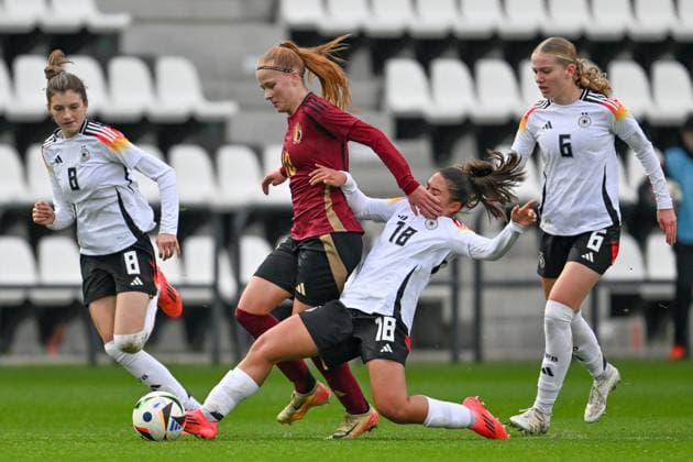 Sport Themen der Woche KW45 Sport Bilder des Tages 241109 WOMEN UNDER-17 GERMANY VS BELGIUM Chloe Vanbellingen (10) of Belgium and Paula Rintzner (18) of Germany pictured during a soccer game between the national women under 17 teams of Germany and Belgium in the Uefa Women™s Under 17 competition round 1 matchday 3 in group A2 on Saturday 9 November 2024 in Tubize , Belgium . PHOTO SPORTPIX David Catry Tubize Proximus Base Camp Belgium  Copyright: xSportpix.bex xDavidxCatryxDavidxCatryx