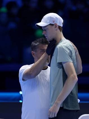 Jannik Sinner of Italy receives treatment on his neck with his physio, Ulises Badio, using a glove Nitto ATP, Tennis Herren Finals, Tennis, Inalpi Arena, Turin, Italy 09 Nov 2024  Copyright: xEllaxLing Shutterstockx 14886920ag