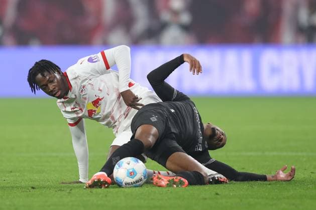 09 11 2024, xtgx, Football 1 Bundesliga, RB Leipzig Moenchengladbach emspor, v l El Chadaille Bitshiabu Leipzig, 5 , Alassane Plea Gladbach, 14 duel, duel, fight, tackle DFL DFB REGULATIONS PROHIBIT ANY USE OF PHOTOGRAPHS as IMAGE SEQUENCES and or QUASI VIDEO Leipzig
