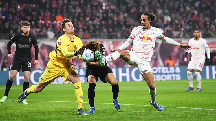 Sport Themen der Woche KW45 Sport Bilder des Tages Fußball Bundesliga, Saison 2024 25, 10. Spieltag, RB Leipzig vs. VfL 1900 Borussia Mönchengladbach (09.11.2024) Torchance Yussuf Poulsen (Mittelstuermer RB Leipzig, Rueckennummer 9, 9) (re.) gegen Ko Itakura (Innenverteidiger Mönchengladbach, Rückennummer 3) (Mitte) und Moritz Nicolas (Torwart Mönchengladbach, Rückennummer 33) (li.) beim Bundesliga-Spiel Leipzig gegen Mönchengladbach (09.11.2024). Leipzig Sachsen Deutschland Red-Bull Arena *** Soccer Bundesliga, Season 2024 25, Matchday 10, RB Leipzig vs VfL 1900 Borussia Mönchengladbach 09 11 2024 Goal chance Yussuf Poulsen center forward RB Leipzig, back number 9, 9 right vs Ko Itakura central defender Mönchengladbach, back number 3 center and Moritz Nicolas goalkeeper Mönchengladbach, back number 33 left at Bundesliga match Leipzig vs Mönchengladbach 09 11 2024 Leipzig Saxony Germany Red Bull Arena