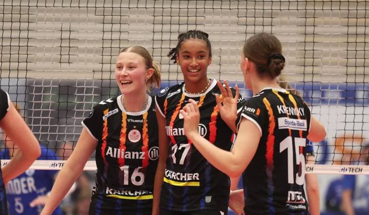 Weissach , DVV Cup Round of 16 , Volleyball Binder Blaubären TSV Flacht vs Allianz MTV Stuttgart , Cheers Stuttgart , from left Marie Steinhilber Leilani Slacacin Stgt