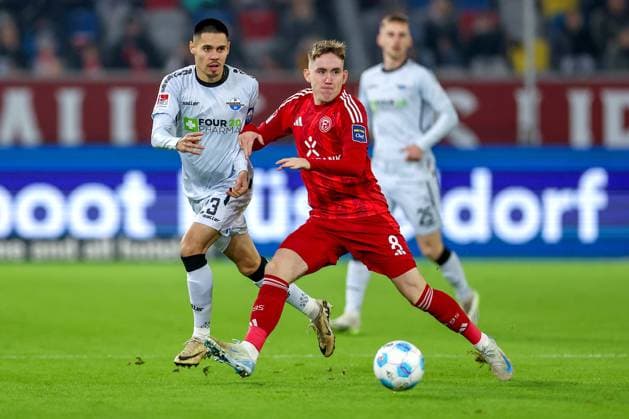 09.11.2024, Fußball, Fortuna Düsseldorf - SC Paderborn 07, 2. Bundesliga, Merkur Spiel-Arena, Saison 2024 2025: Zweikampf zwischen Raphael Obermair (Paderborn 23) und Isak Johannesson (Fortuna Düsseldorf 8) DFB regulations prohibit any use of photographs as image sequences and or quasi-video. Nordrhein-Westfalen Deutschland