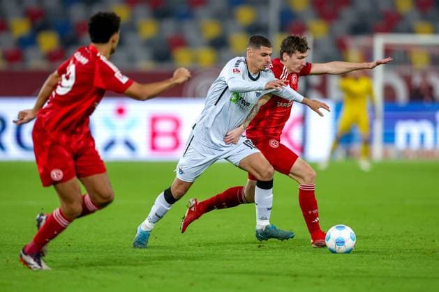 09.11.2024, Fußball, Fortuna Düsseldorf - SC Paderborn 07, 2. Bundesliga, Merkur Spiel-Arena, Saison 2024 2025: Zweikampf zwischen Koen Kostons (Paderborn 10) und Marcel Sobottka (Fortuna Düsseldorf 31) DFB regulations prohibit any use of photographs as image sequences and or quasi-video. Nordrhein-Westfalen Deutschland