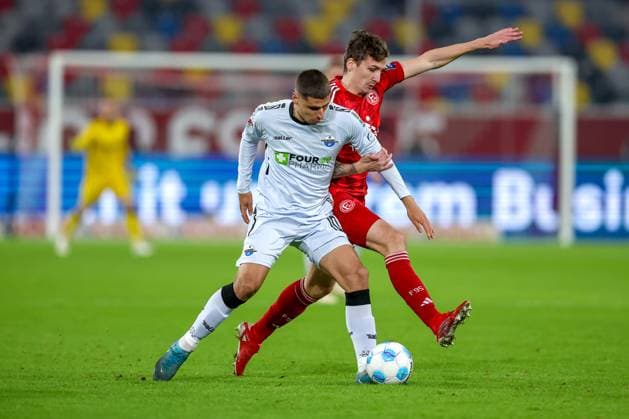 09.11.2024, Fußball, Fortuna Düsseldorf - SC Paderborn 07, 2. Bundesliga, Merkur Spiel-Arena, Saison 2024 2025: Zweikampf zwischen Koen Kostons (Paderborn 10) und Marcel Sobottka (Fortuna Düsseldorf 31) DFB regulations prohibit any use of photographs as image sequences and or quasi-video. Nordrhein-Westfalen Deutschland