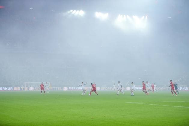 Sport Bilder des Tages 09.11.2024, Fußball, Fortuna Düsseldorf - SC Paderborn 07, 2. Bundesliga, Merkur Spiel-Arena, Saison 2024 2025: Dichter Nebel liegt auf dem Spielfeld nach der Choreografie der Paderborner Ultras. DFB regulations prohibit any use of photographs as image sequences and or quasi-video. Nordrhein-Westfalen Deutschland