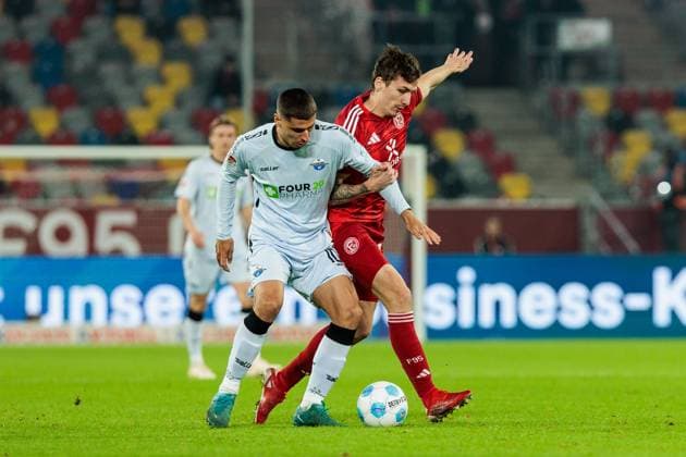 2. Fussball Bundesliga: Fortuna Düsseldorf 1895 - SC Paderborn 07; 09.11.2024 Zweikampf Koen Kostons (10, SC Paderborn 07), Marcel Sobottka (Fortuna Düsseldorf, 31) 2. Fussball Bundesliga, Fortuna Düsseldorf 1895 - SC Paderborn 07, Düsseldorf, Merkur Spiel-Arena am 09.11.2024 DFL REGULATIONS PROHIBIT ANY USE OF PHOTOGRAPHS AS IMAGE SEQUENCES AND OR QUASI-VIDEO. Copyright: xBEAUTIFULxSPORTS Wunderlx