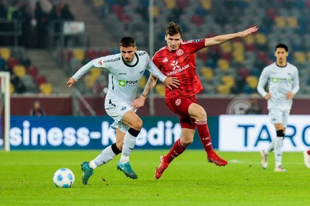 2. Fussball Bundesliga: Fortuna Düsseldorf 1895 - SC Paderborn 07; 09.11.2024 Zweikampf Koen Kostons (10, SC Paderborn 07), Marcel Sobottka (Fortuna Düsseldorf, 31) 2. Fussball Bundesliga, Fortuna Düsseldorf 1895 - SC Paderborn 07, Düsseldorf, Merkur Spiel-Arena am 09.11.2024 DFL REGULATIONS PROHIBIT ANY USE OF PHOTOGRAPHS AS IMAGE SEQUENCES AND OR QUASI-VIDEO. Copyright: xBEAUTIFULxSPORTS Wunderlx