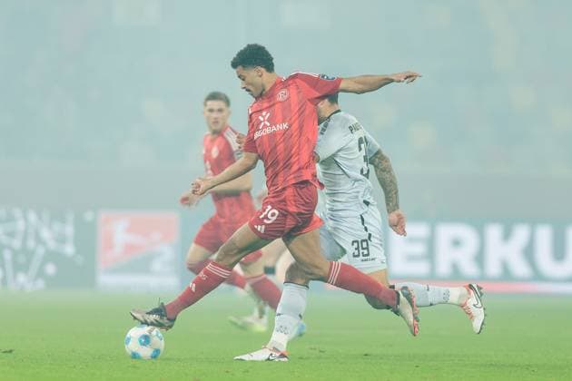 2. Fussball Bundesliga: Fortuna Düsseldorf 1895 - SC Paderborn 07; 09.11.2024 Emmanuel Iyoha (Fortuna Düsseldorf, 19) am Ball im Nebel 2. Fussball Bundesliga, Fortuna Düsseldorf 1895 - SC Paderborn 07, Düsseldorf, Merkur Spiel-Arena am 09.11.2024 DFL REGULATIONS PROHIBIT ANY USE OF PHOTOGRAPHS AS IMAGE SEQUENCES AND OR QUASI-VIDEO. Copyright: xBEAUTIFULxSPORTS Wunderlx