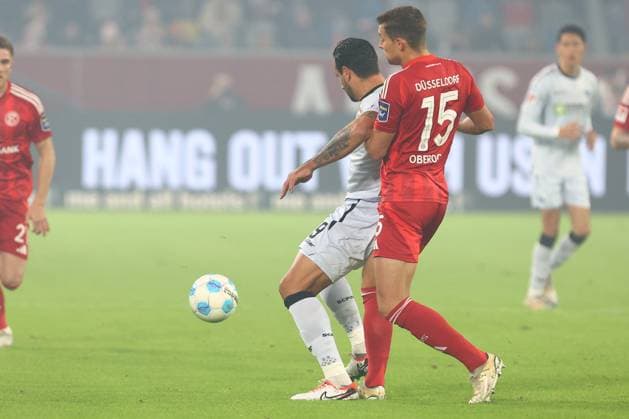 Adriano Grimaldi 39 (SC Paderborn 07)im Zweikampf, Aktion, mit Tim Oberdorf 15 (Fortuna Duesseldorf) Fortuna Duesseldorf vs. SC Paderborn 07, Fussball, 2. Bundesliga, 12. Spieltag, Saison 2024 2025, 09.11.2024 DFL REGULATIONS PROHIBIT ANY USE OF PHOTOGRAPHS AS IMAGE SEQUENCES AND OR QUASI-VIDEO. Foto: kolbert-press Ant Palmer Merkur Spiel Arena NRW Deutschland Copyright: xkolbert-press AntxPalmerx