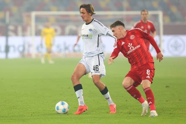 Luis Engelns 46 (SC Paderborn 07) im Zweikampf, Aktion, mit Isak Bergmann Johannesson 8 (Fortuna Duesseldorf) Fortuna Duesseldorf vs. SC Paderborn 07, Fussball, 2. Bundesliga, 12. Spieltag, Saison 2024 2025, 09.11.2024 DFL REGULATIONS PROHIBIT ANY USE OF PHOTOGRAPHS AS IMAGE SEQUENCES AND OR QUASI-VIDEO. Foto: kolbert-press Ant Palmer Merkur Spiel Arena NRW Deutschland Copyright: xkolbert-press AntxPalmerx