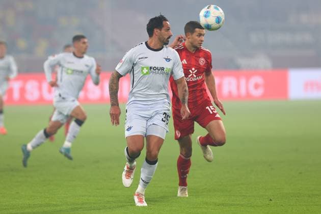 Adriano Grimaldi 39 (SC Paderborn 07)im Zweikampf, Aktion, mit Tim Oberdorf 15 (Fortuna Duesseldorf) Fortuna Duesseldorf vs. SC Paderborn 07, Fussball, 2. Bundesliga, 12. Spieltag, Saison 2024 2025, 09.11.2024 DFL REGULATIONS PROHIBIT ANY USE OF PHOTOGRAPHS AS IMAGE SEQUENCES AND OR QUASI-VIDEO. Foto: kolbert-press Ant Palmer Merkur Spiel Arena NRW Deutschland Copyright: xkolbert-press AntxPalmerx