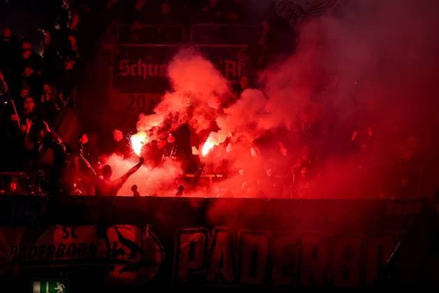09.11.2024, Fußball, Fortuna Düsseldorf - SC Paderborn 07, 2. Bundesliga, Merkur Spiel-Arena, Saison 2024 2025: Fans im Gästeblock zünden Bengalisches Feuer und Feuerwerkskörper. DFB regulations prohibit any use of photographs as image sequences and or quasi-video. Nordrhein-Westfalen Deutschland