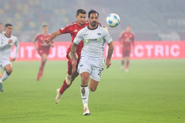 Adriano Grimaldi 39 (SC Paderborn 07)im Zweikampf, Aktion, mit Tim Oberdorf 15 (Fortuna Duesseldorf) Fortuna Duesseldorf vs. SC Paderborn 07, Fussball, 2. Bundesliga, 12. Spieltag, Saison 2024 2025, 09.11.2024 DFL REGULATIONS PROHIBIT ANY USE OF PHOTOGRAPHS AS IMAGE SEQUENCES AND OR QUASI-VIDEO. Foto: kolbert-press Ant Palmer Merkur Spiel Arena NRW Deutschland Copyright: xkolbert-press AntxPalmerx