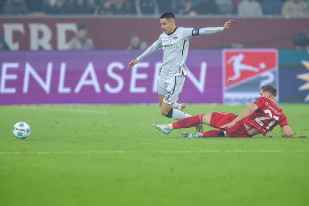 09.11.2024, Fußball, Fortuna Düsseldorf - SC Paderborn 07, 2. Bundesliga, Merkur Spiel-Arena, Saison 2024 2025: Zweikampf zwischen Raphael Obermair (Paderborn 23) gegen Tim Rossmann (Fortuna Düsseldorf 21) DFB regulations prohibit any use of photographs as image sequences and or quasi-video. Nordrhein-Westfalen Deutschland