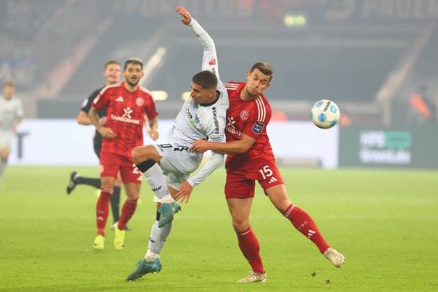Koen Kostons 10 (SC Parderborn 07) im Zweikampf, Aktion, mit Tim Oberdorf 15 (Fortuna Duesseldorf) Fortuna Duesseldorf vs. SC Paderborn 07, Fussball, 2. Bundesliga, 12. Spieltag, Saison 2024 2025, 09.11.2024 DFL REGULATIONS PROHIBIT ANY USE OF PHOTOGRAPHS AS IMAGE SEQUENCES AND OR QUASI-VIDEO. Foto: kolbert-press Ant Palmer Merkur Spiel Arena NRW Deutschland Copyright: xkolbert-press AntxPalmerx