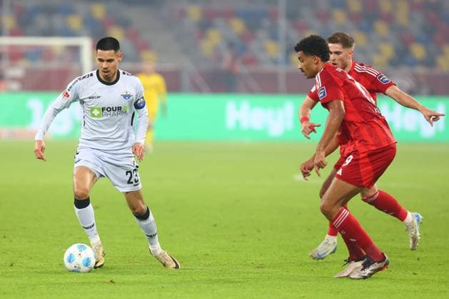 Raphael Obermair 23 (SC Paderborn 07) im Zweikampf, Aktion, mit Emmanuel Iyoha 19 (Fortuna Duesseldorf) Fortuna Duesseldorf vs. SC Paderborn 07, Fussball, 2. Bundesliga, 12. Spieltag, Saison 2024 2025, 09.11.2024 DFL REGULATIONS PROHIBIT ANY USE OF PHOTOGRAPHS AS IMAGE SEQUENCES AND OR QUASI-VIDEO. Foto: kolbert-press Ant Palmer Merkur Spiel Arena NRW Deutschland Copyright: xkolbert-press AntxPalmerx