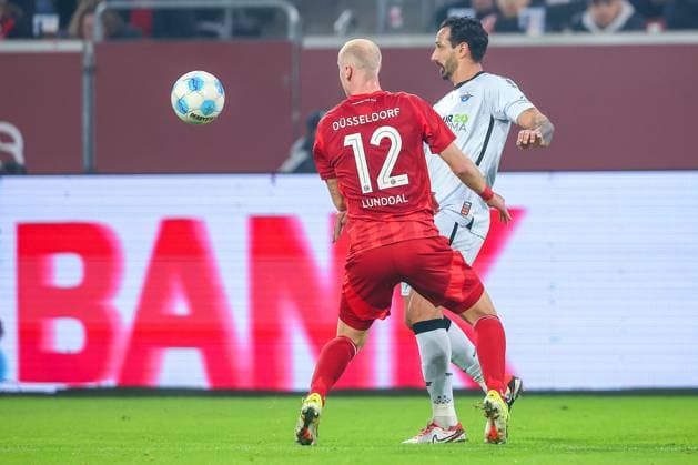 09.11.2024, Fußball, Fortuna Düsseldorf - SC Paderborn 07, 2. Bundesliga, Merkur Spiel-Arena, Saison 2024 2025: Zweikampf Adriano Grimaldi (Paderborn 39) gegen Valgeir Lunddal Fridriksson (Fortuna Düsseldorf 12) DFB regulations prohibit any use of photographs as image sequences and or quasi-video. Nordrhein-Westfalen Deutschland