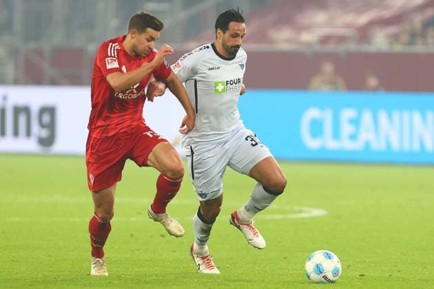 Adriano Grimaldi 39 (SC Paderborn 07) im Zweikampf, Aktion, mit Tim Oberdorf 15 (Fortuna Duesseldorf) Fortuna Duesseldorf vs. SC Paderborn 07, Fussball, 2. Bundesliga, 12. Spieltag, Saison 2024 2025, 09.11.2024 DFL REGULATIONS PROHIBIT ANY USE OF PHOTOGRAPHS AS IMAGE SEQUENCES AND OR QUASI-VIDEO. Foto: kolbert-press Ant Palmer Merkur Spiel Arena NRW Deutschland Copyright: xkolbert-press AntxPalmerx