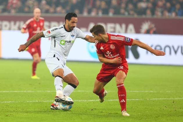 Adriano Grimaldi 39 (SC Paderborn 07) im Zweikampf, Aktion, mit Tim Oberdorf 15 (Fortuna Duesseldorf) Fortuna Duesseldorf vs. SC Paderborn 07, Fussball, 2. Bundesliga, 12. Spieltag, Saison 2024 2025, 09.11.2024 DFL REGULATIONS PROHIBIT ANY USE OF PHOTOGRAPHS AS IMAGE SEQUENCES AND OR QUASI-VIDEO. Foto: kolbert-press Ant Palmer Merkur Spiel Arena NRW Deutschland Copyright: xkolbert-press AntxPalmerx