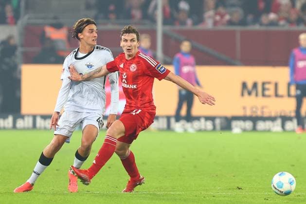 Luis Engelns 46 (SC Paderborn 07) im Zweikampf, Aktion, mit Marcel Sobottka 31 (Fortuna Duesseldorf) Fortuna Duesseldorf vs. SC Paderborn 07, Fussball, 2. Bundesliga, 12. Spieltag, Saison 2024 2025, 09.11.2024 DFL REGULATIONS PROHIBIT ANY USE OF PHOTOGRAPHS AS IMAGE SEQUENCES AND OR QUASI-VIDEO. Foto: kolbert-press Ant Palmer Merkur Spiel Arena NRW Deutschland Copyright: xkolbert-press AntxPalmerx