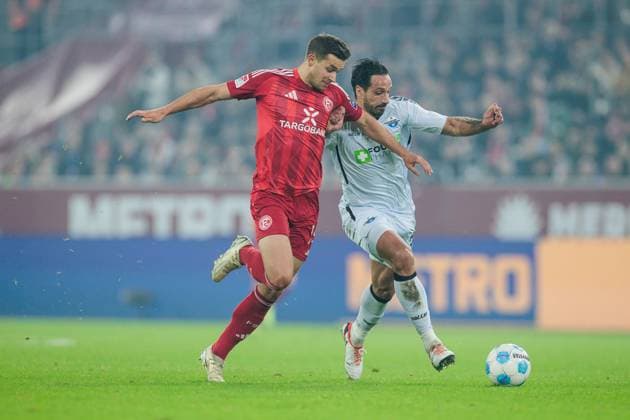 2. Fussball Bundesliga: Fortuna Düsseldorf 1895 - SC Paderborn 07; 09.11.2024 Zweikampf Tim Oberdorf (Fortuna Düsseldorf, 15), Adriano Grimaldi (39, SC Paderborn 07) 2. Fussball Bundesliga, Fortuna Düsseldorf 1895 - SC Paderborn 07, Düsseldorf, Merkur Spiel-Arena am 09.11.2024 DFL REGULATIONS PROHIBIT ANY USE OF PHOTOGRAPHS AS IMAGE SEQUENCES AND OR QUASI-VIDEO. Copyright: xBEAUTIFULxSPORTS Wunderlx