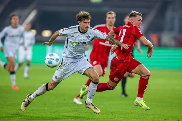 09.11.2024, Fußball, Fortuna Düsseldorf - SC Paderborn 07, 2. Bundesliga, Merkur Spiel-Arena, Saison 2024 2025: Zweikampf zwischen Felix Klaus (Fortuna Düsseldorf 11) und Calvin Brackelmann (Paderborn 4) DFB regulations prohibit any use of photographs as image sequences and or quasi-video. Nordrhein-Westfalen Deutschland