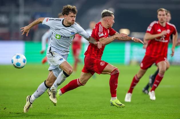 09.11.2024, Fußball, Fortuna Düsseldorf - SC Paderborn 07, 2. Bundesliga, Merkur Spiel-Arena, Saison 2024 2025: Zweikampf zwischen Felix Klaus (Fortuna Düsseldorf 11) und Calvin Brackelmann (Paderborn 4) DFB regulations prohibit any use of photographs as image sequences and or quasi-video. Nordrhein-Westfalen Deutschland