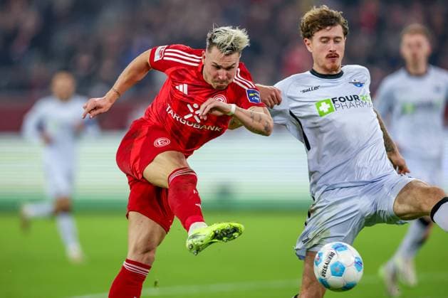 09.11.2024, Fußball, Fortuna Düsseldorf - SC Paderborn 07, 2. Bundesliga, Merkur Spiel-Arena, Saison 2024 2025: Zweikampf zwischen Felix Klaus (Fortuna Düsseldorf 11) und Calvin Brackelmann (Paderborn 4) DFB regulations prohibit any use of photographs as image sequences and or quasi-video. Nordrhein-Westfalen Deutschland