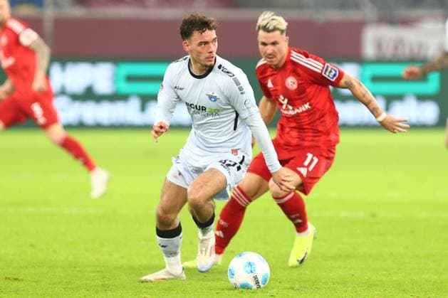 Luis Engelns 46 (SC Paderborn 07) im Zweikampf, Aktion, mit Felix Klaus 11 (Fortuna Duesseldorf) Fortuna Duesseldorf vs. SC Paderborn 07, Fussball, 2. Bundesliga, 12. Spieltag, Saison 2024 2025, 09.11.2024 DFL REGULATIONS PROHIBIT ANY USE OF PHOTOGRAPHS AS IMAGE SEQUENCES AND OR QUASI-VIDEO. Foto: kolbert-press Ant Palmer Merkur Spiel Arena NRW Deutschland Copyright: xkolbert-press AntxPalmerx