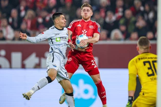 09.11.2024, Fußball, Fortuna Düsseldorf - SC Paderborn 07, 2. Bundesliga, Merkur Spiel-Arena, Saison 2024 2025: Zweikampf Tim Rossmann (Fortuna Düsseldorf 21) gegen Raphael Obermair (Paderborn 23) Kopfball Kopfballduell DFB regulations prohibit any use of photographs as image sequences and or quasi-video. Nordrhein-Westfalen Deutschland