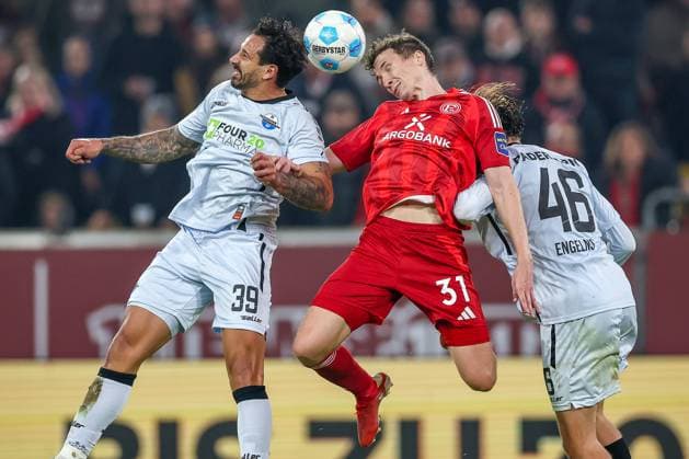 09.11.2024, Fußball, Fortuna Düsseldorf - SC Paderborn 07, 2. Bundesliga, Merkur Spiel-Arena, Saison 2024 2025: Zweikampf Tim Rossmann (Fortuna Düsseldorf 21) gegen Adriano Grimaldi (Paderborn 39) und Luis Engelns (Paderborn 46) Kopfball Kopfballduell DFB regulations prohibit any use of photographs as image sequences and or quasi-video. Nordrhein-Westfalen Deutschland